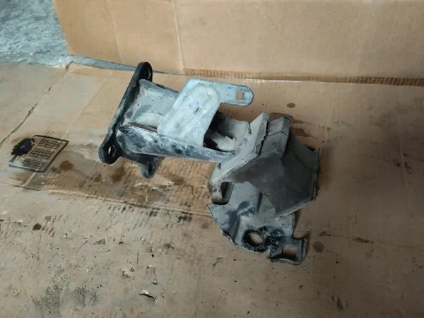 Supporto motore Nissan Navara D40 2.5 DCI - 11220-EB300 image 2