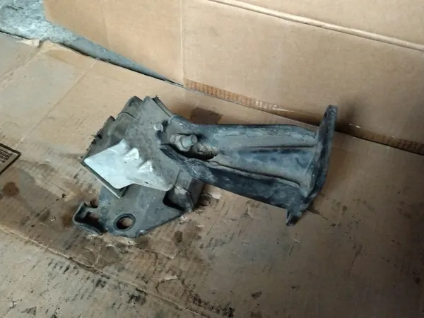 Supporto motore Nissan Navara D40 2.5 DCI - 11220-EB300 image 5