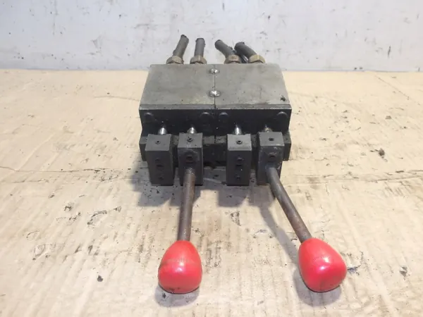 Distributeur Hydraulique MAN FDRAT12G2X4 - Occasion image 2