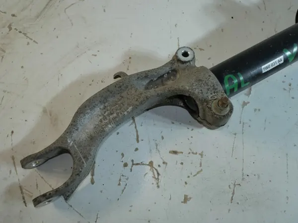 AUDI A4 B9 A5 F5 Support Amortisseur Droit 8W0413038 image 2