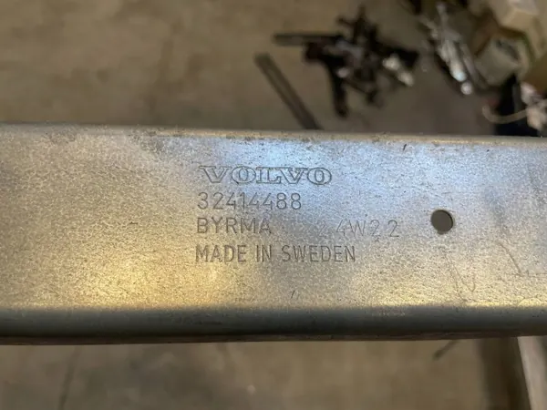 Volvo EX40 Bakkroppsbalk OEM 32414488 - Begagnad image 4