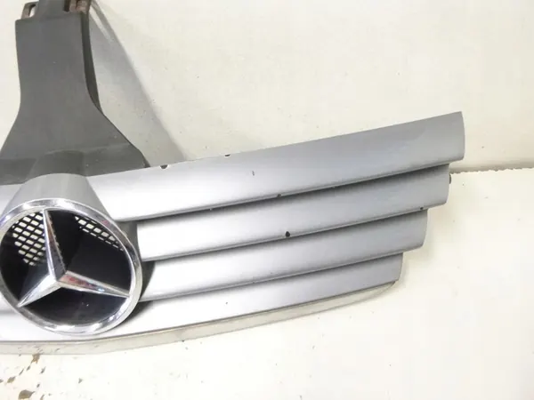 Grilli Mercedes C-luokka W203 2000-2007 A2038800383 image 2