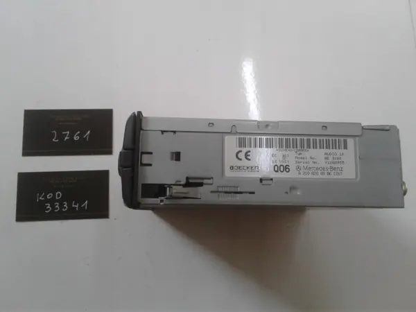 Radio Mercedes W210 OEM 2108200986 - Usado image 3