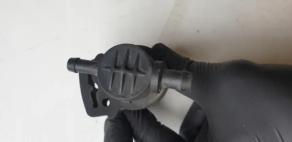 Vacuum Relief Valve Mercedes W203 CLK W209 A0004703593 image 5