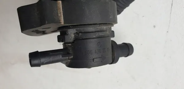 Vacuum Relief Valve Mercedes W203 CLK W209 A0004703593 image 6