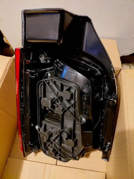 Lanterna traseira direita VW Transporter T5 Hella image 3