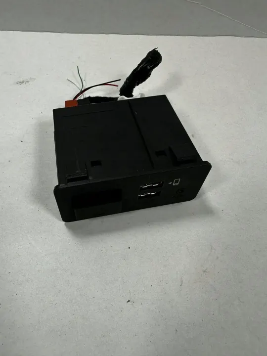 Tomada USB Mazda CX-3 OEM TK78669U0C image 2