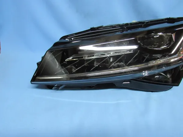 Linker Skoda SuperB 3V1 III Lift Crystal Lighting image 2