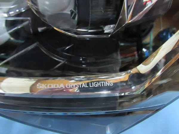 Linker Skoda SuperB 3V1 III Lift Crystal Lighting image 6