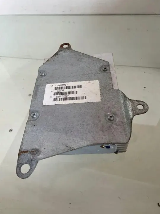 Amplificador de Audio Dodge OEM 04672377AF - Usado image 3