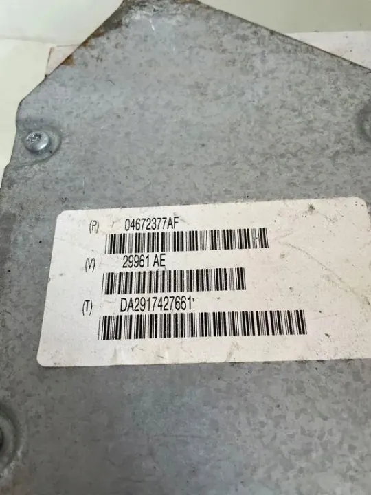 Amplificador de Audio Dodge OEM 04672377AF - Usado image 4
