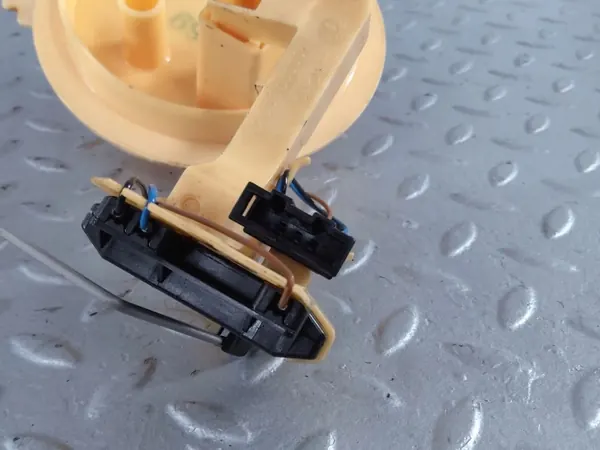 Sensor de nivel de combustible OEM 4H0201317S Audi A8 3.0L Diésel image 3