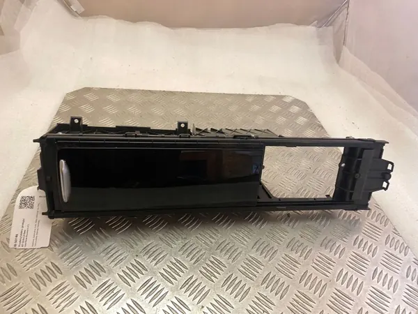 Land Rover Discovery 5 Etumainen juomapidin OEM HY32045H62B image 4