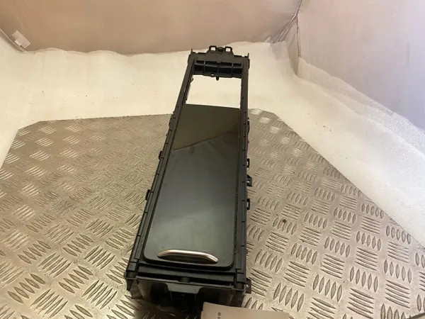 Land Rover Discovery 5 Etumainen juomapidin OEM HY32045H62B image 5