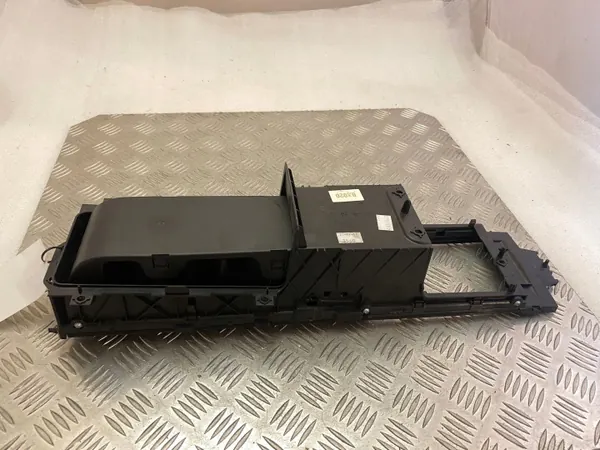 Land Rover Discovery 5 Etumainen juomapidin OEM HY32045H62B image 6