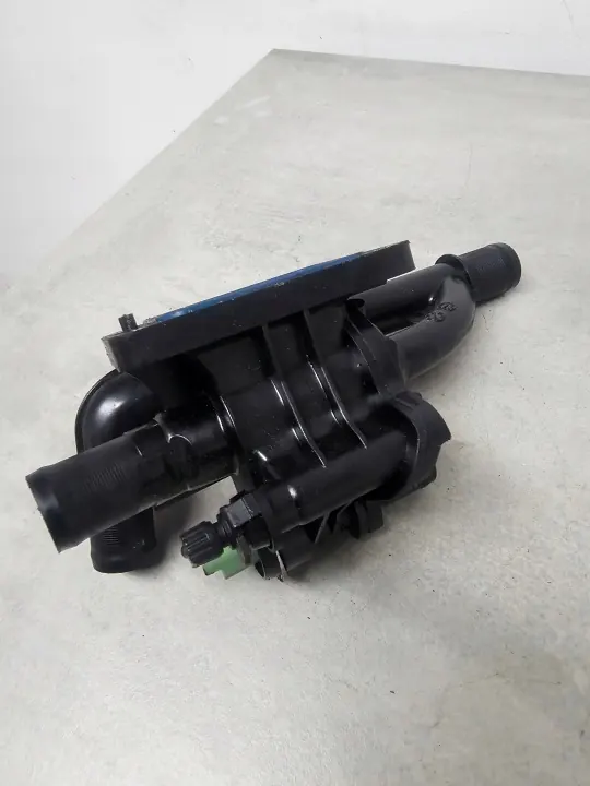 Ford Termostaatin Kotelo OEM 9670253780 - Käytetty image 4