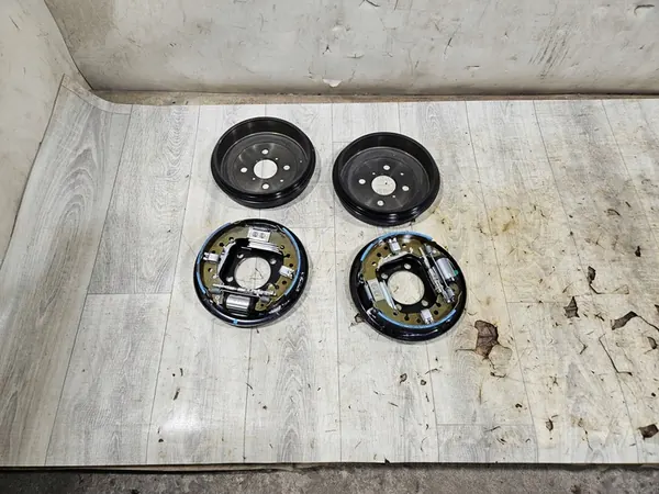 TOYOTA AYGO X Komplettsatz Hintere Bremsen und Schuhe OEM image 1