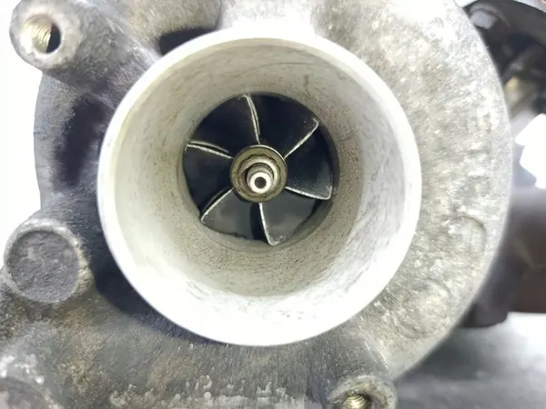 Turbo con colector usado OEM 028145702R image 6