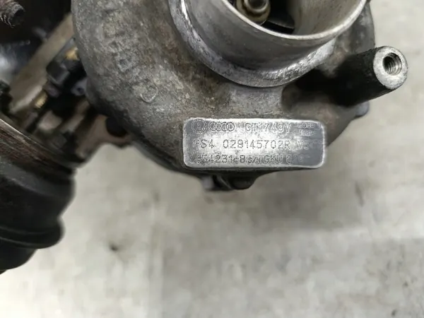 Turbo con colector usado OEM 028145702R image 9