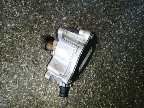 Pompe à vide OEM 07K145100C pour VW Passat B7 2.5L image 2