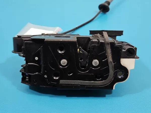 Rechtes Vorderes Schloss Skoda Octavia III 5E1837016A image 2