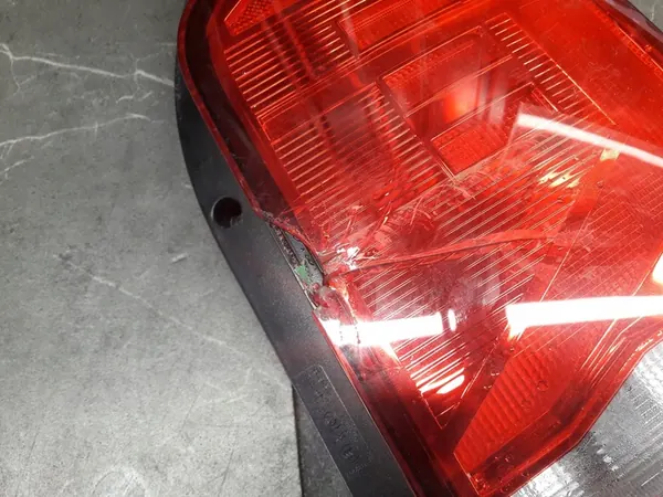 Luz trasera derecha VW T6 image 2