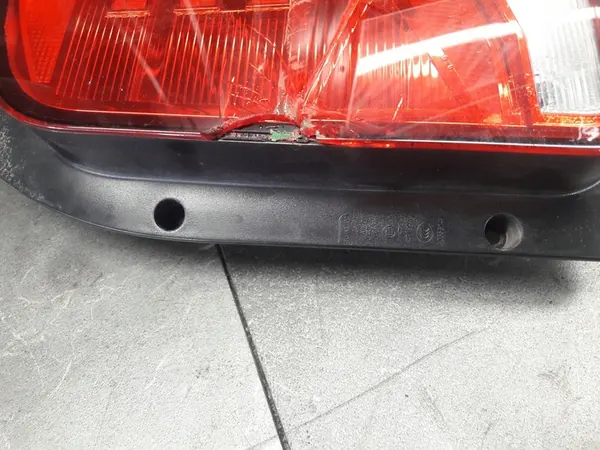 Luz trasera derecha VW T6 image 3