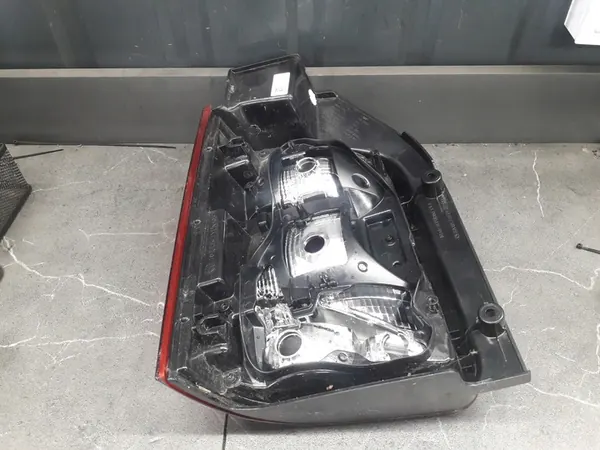 Luz trasera derecha VW T6 image 4