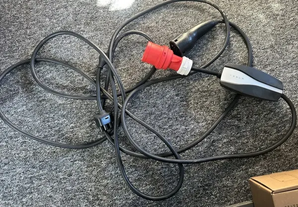 Tesla Latauskaapeli OEM 1121254-00-D - Käytetty image 2