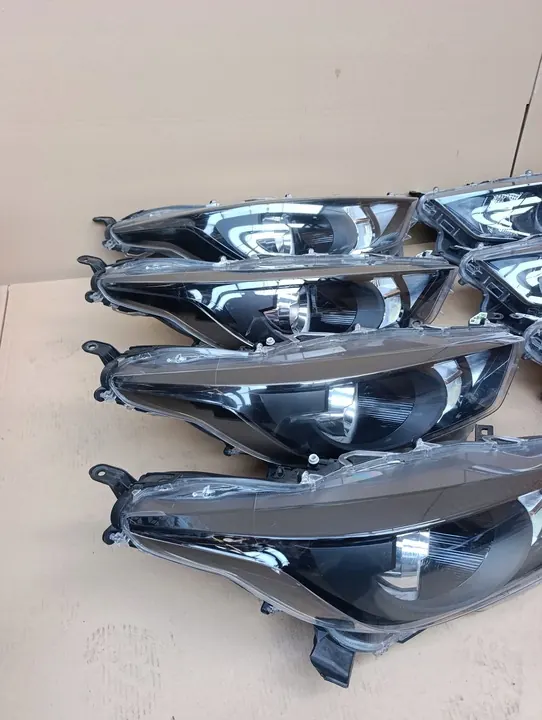 Farol Esquerdo Direito Toyota Yaris IV 2021-2025 MNB5321 image 2