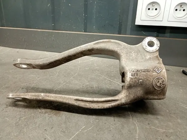 OEM 686120003 Voor rechter schokdemperbevestiging BMW 5 G30/G31 image 2