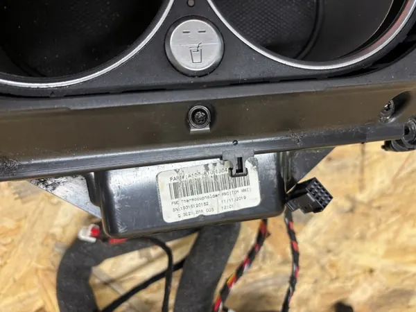 Mercedes GLE W167 keskikonsoli mukiteline OEM A1678101804 image 3