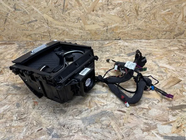 Mercedes GLE W167 keskikonsoli mukiteline OEM A1678101804 image 4