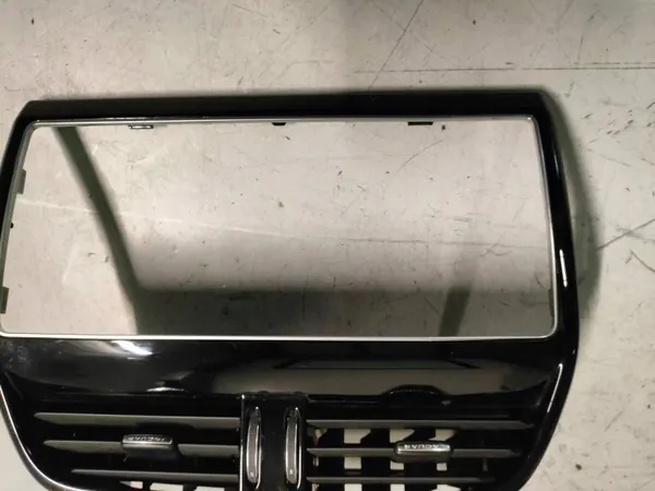 Rejilla Jaguar XE 2016 OEM GX73014L21BC - Usado image 4