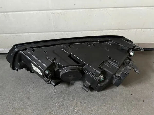 Farol direito VW Touareg 7P EUA image 3