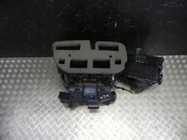 Carcasa del Soplador Maserati OEM MR116762-587 Usado image 2