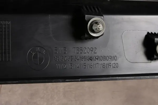BMW X1 F48 Höger Framdörrlist OEM 7352092 image 8
