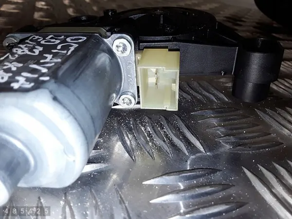 Skoda Octavia Fensterheber OEM E850202099 image 4