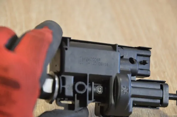 Bränsletanklockaktuator Renault Laguna III Coupe image 3