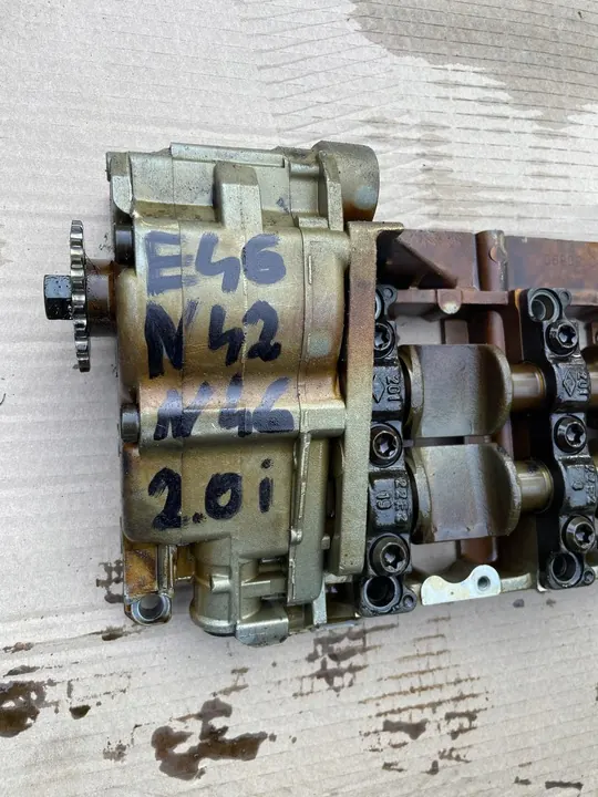 BMW E46 E90 N42 N46 Olje pump med axlar image 2