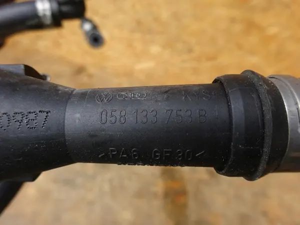 AUDI S5 A5 8T 4.2 FSI Mangueira de Vácuo Válvula de Retorno OEM image 5