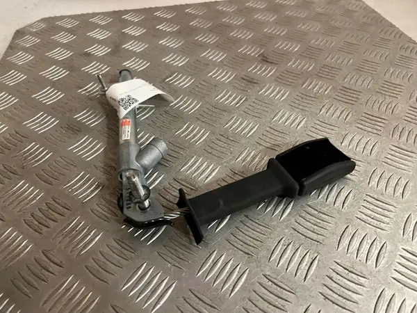 Tesla Model S Seat Belt Buckle image 4