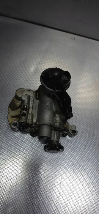 Pompe à huile d'occasion OEM 06H115105A pour Audi TT 2.0L image 2