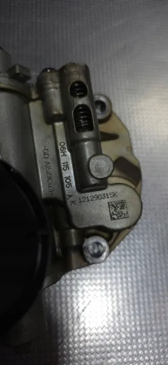 Pompe à huile d'occasion OEM 06H115105A pour Audi TT 2.0L image 3