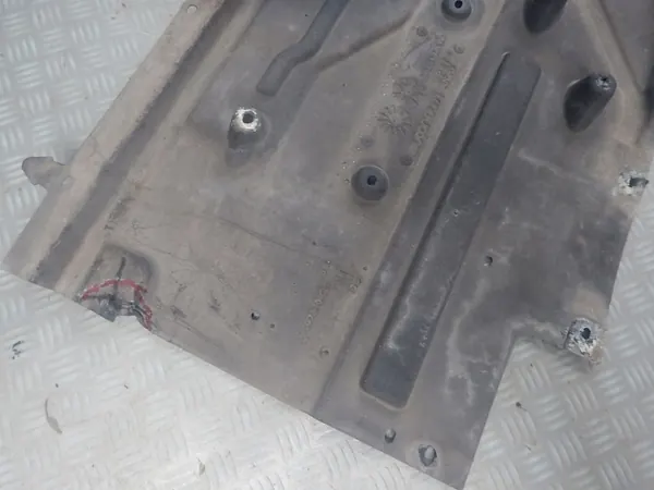 Jaguar XE X760 Escudo Inferior Esquerdo OEM GX73-104C21-AD image 3