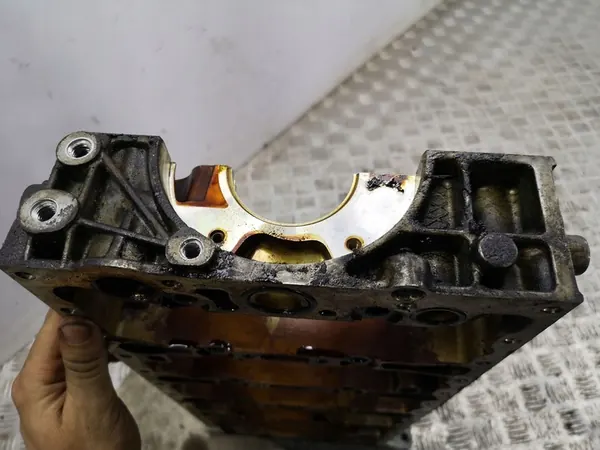 Volvo XC90 2005 Suporte de virabrequim image 3