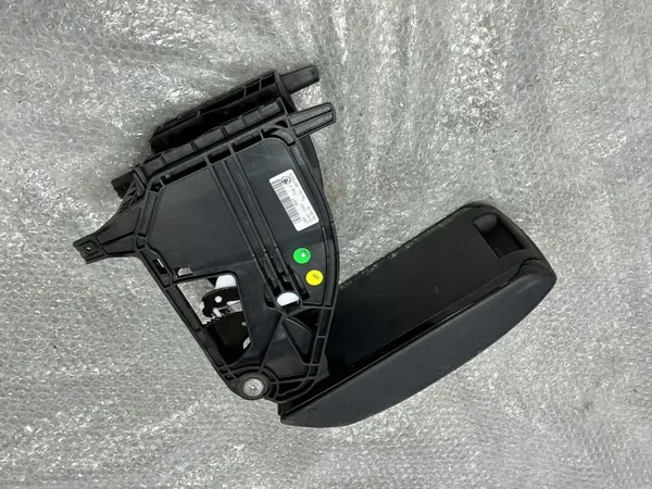 Skoda Octavia Mk3 konsol armstöd OEM 5E0864207E image 4