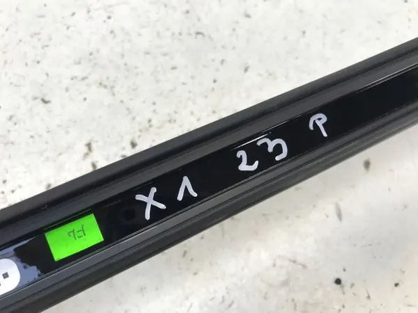 BMW X1 U11 Dakreling Rechts OEM 9466072 Zwart Glans image 5