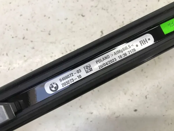 BMW X1 U11 Dakreling Rechts OEM 9466072 Zwart Glans image 8