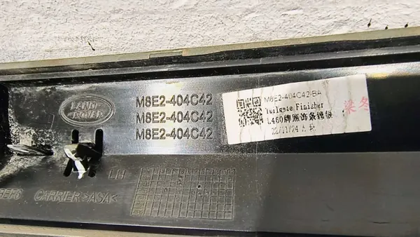 Achterklep Strip Land Rover L460 OEM M8E2404C42 image 9